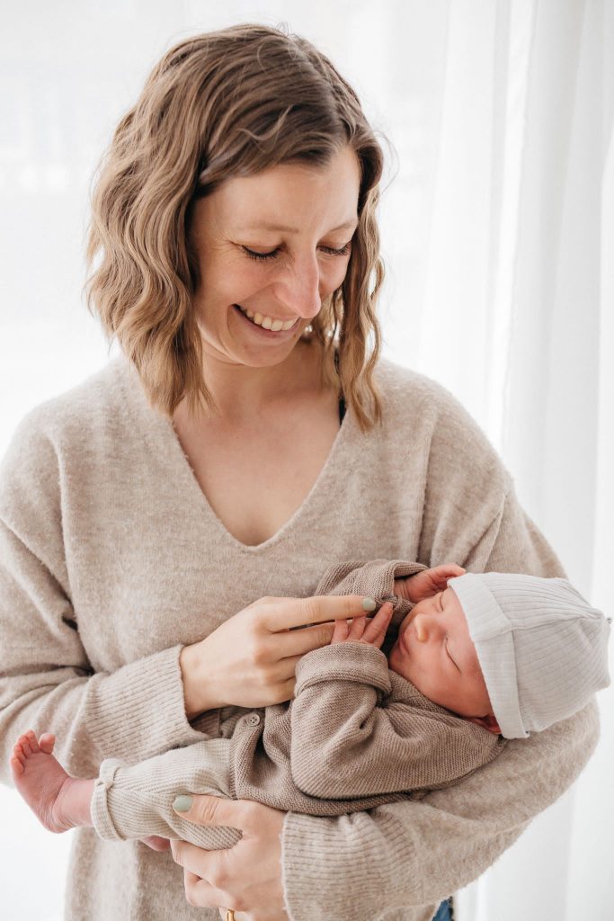 Babyshooting, Newbornshooting, Geschwisterbilder bei vavrova-photography, Mutter glücklick mit Newborn im Arm