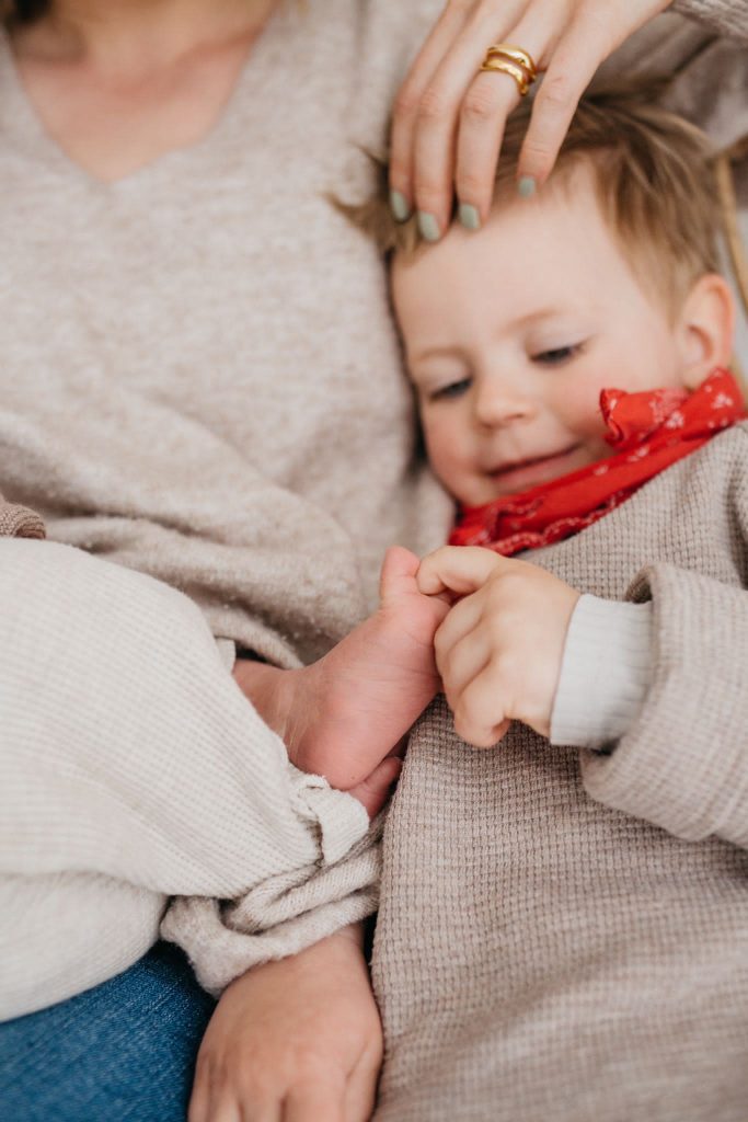 Babyshooting, Newbornshooting, Geschwisterbilder bei vavrova-photography, Fuß von Baby wird durch Bruder berührt