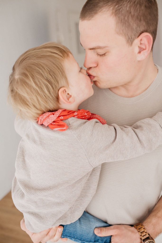 Babyshooting, Newbornshooting, Geschwisterbilder bei vavrova-photography Papa küsst sohn