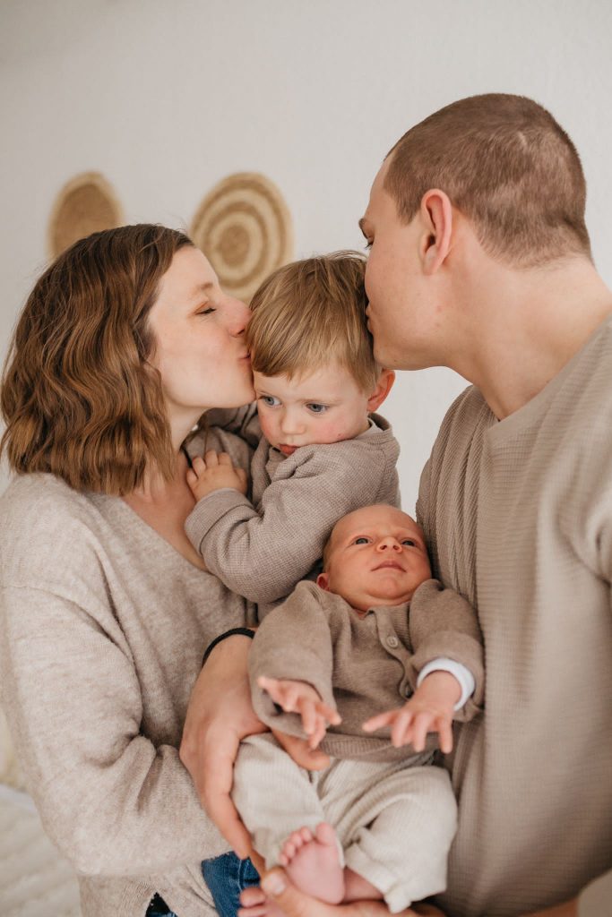 Babyshooting, Newbornshooting, Geschwisterbilder bei vavrova-photography, Familienbild Idee