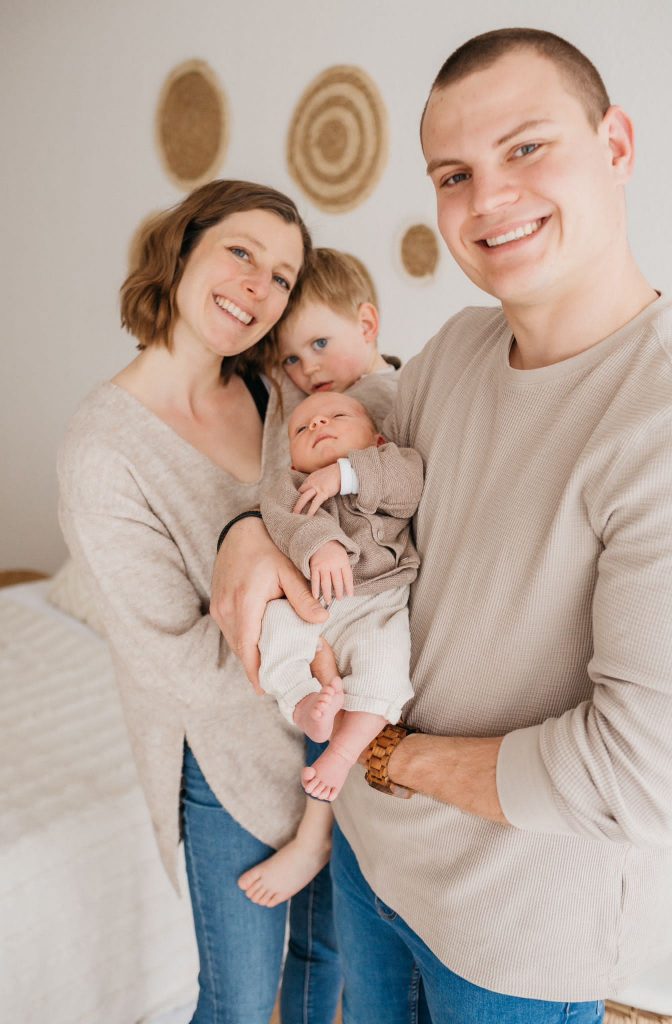 Babyshooting, Newbornshooting, Geschwisterbilder bei vavrova-photography, Familienbild mit Bruder