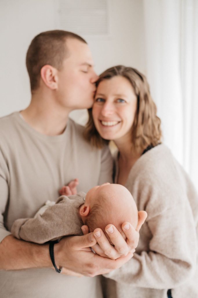 Babyshooting, Newbornshooting, Geschwisterbilder bei vavrova-photography Idee für Newbornshooting mit Partner
