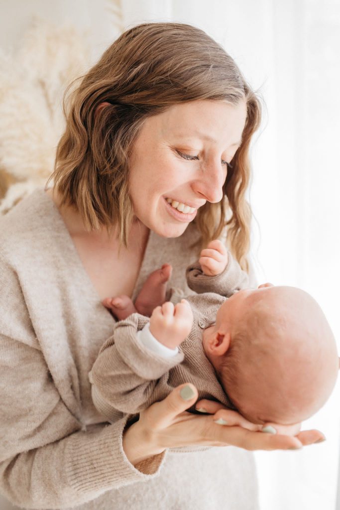 Babyshooting, Newbornshooting, Geschwisterbilder bei vavrova-photography, Mutter Kind Bilder haltende pose